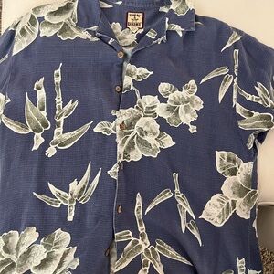Tommy Bahama short sleeve button down shirt.
Used but like new. 
Size L